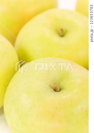 トキ　黄色いリンゴ　青森県産　クローズアップ 123653783