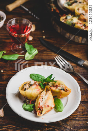 Pasta stuffed with ground beef, spinach and cheese 123653823