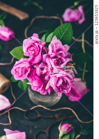 Bouquet of small pink garden roses 123653825