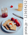 Snack with crackers, ricotta cheese and hot pepper jelly 123654252