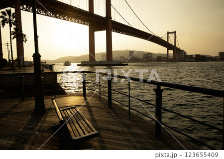 若戸大橋と洞海湾の夕暮れ　福岡県 123655409