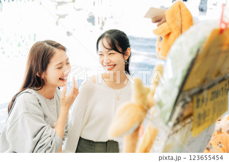 奈良のお土産屋さんに来た女性(友達) 奈良のお土産屋さんに来た女性(友達) 123655454