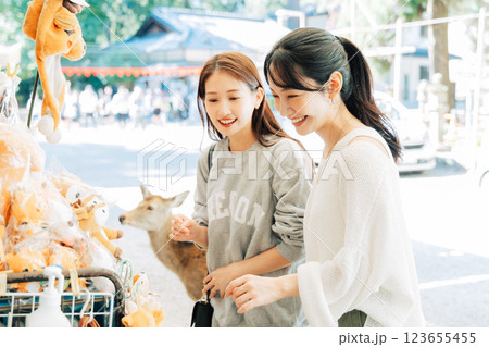 奈良のお土産屋さんに来た女性(友達) 奈良のお土産屋さんに来た女性(友達) 123655455