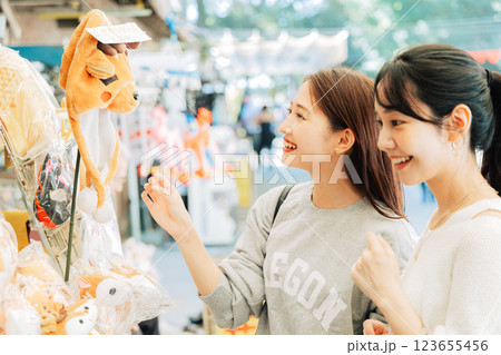 奈良のお土産屋さんに来た女性(友達) 奈良のお土産屋さんに来た女性(友達) 123655456