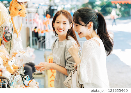 奈良のお土産屋さんに来た女性（友達） 123655460