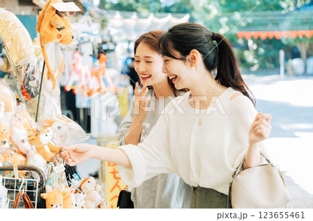 奈良のお土産屋さんに来た女性（友達） 123655461