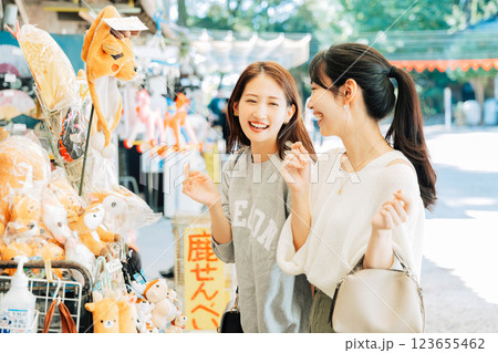 奈良のお土産屋さんに来た女性(友達) 奈良のお土産屋さんに来た女性(友達) 123655462