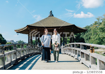 奈良を旅行する女性（二人） 123655538