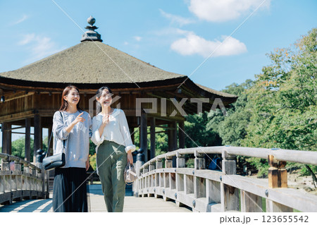 奈良を旅行する女性（二人） 123655542