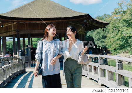 奈良を旅行する女性（二人） 123655543