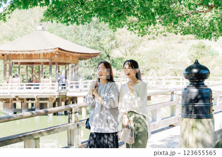 奈良を旅行する女性（二人） 123655565