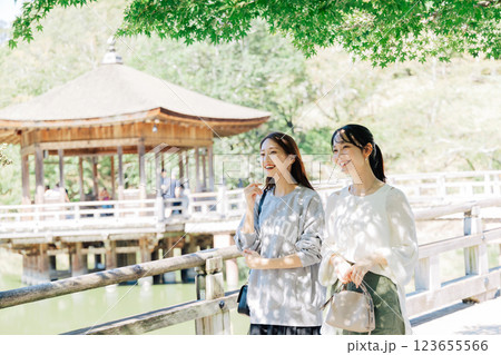 奈良を旅行する女性(二人) 奈良を旅行する女性(二人) 123655566