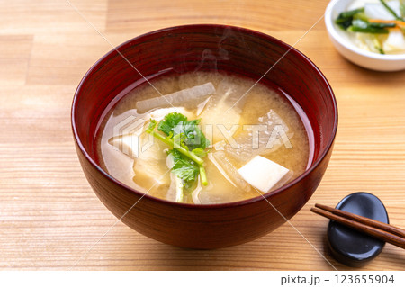 豆腐と大根の味噌汁 123655904