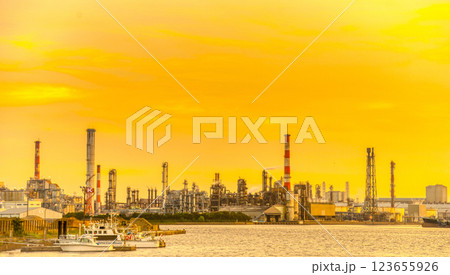 夕景の工業地帯 123655926