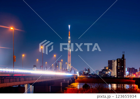 東京スカイツリーと国道6号線・夜景 123655934