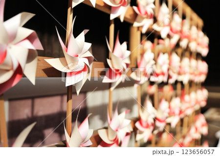 たくさんの風車 たくさんの風車 123656057