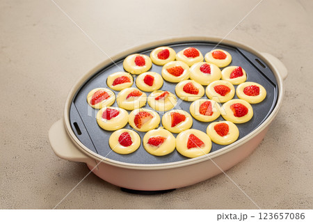 パンケーキボール　Photo of homemade fruit pancake balls 123657086