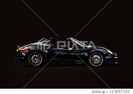 ピカピカの黒いオープンカー 123657183