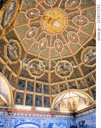 シントラ宮殿の金の天井　（ポルトガル、シントラ） 123657251