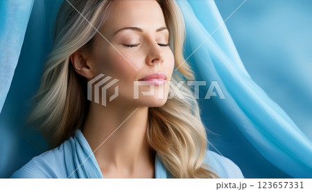 深呼吸する女性と布のような背景 123657331