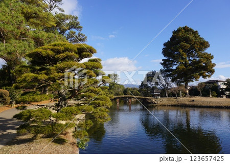 岡山県津山市にある回遊式日本庭園「衆楽園」 123657425