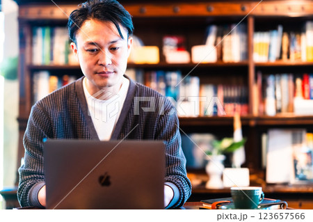 テレワークでパソコンに向かうミドルの男性 123657566