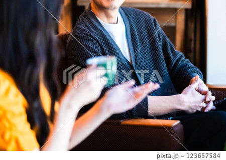 ゆっくりとコーヒーを楽しむ若い男女　顔無し 123657584