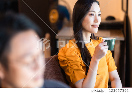 カフェでゆっくりとした時間を過ごす女性 123657592