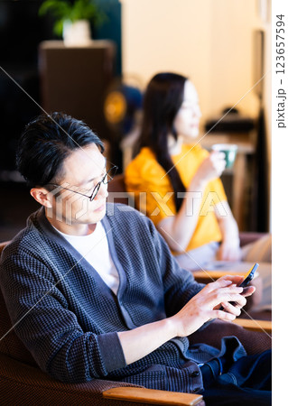 カフェでスマホを見る男性 カフェでスマホを見る男性 123657594