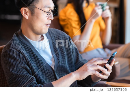 カフェでスマホを見る男性 123657596