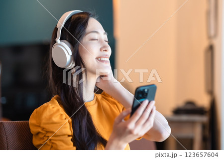 音楽のサブスクを楽しむ若い女性 音楽のサブスクを楽しむ若い女性 123657604