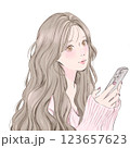 スマホを持つ女性 123657623
