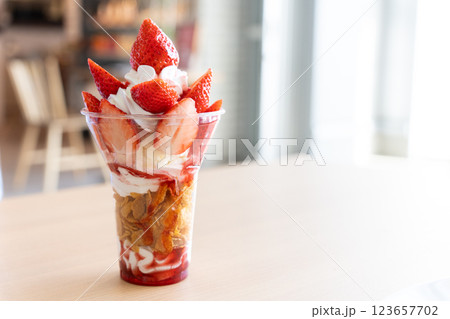 おしゃれなカフェで食べる苺パフェ おしゃれなカフェで食べる苺パフェ 123657702