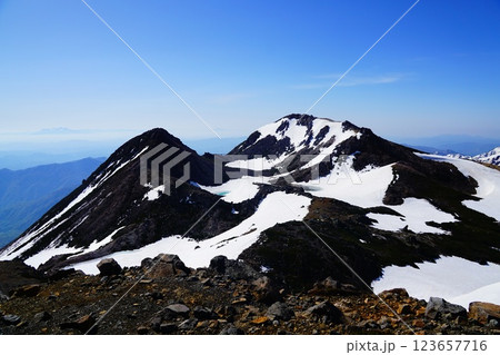 加賀白山　大汝峰からみる剣ヶ峰と御前峰 123657716
