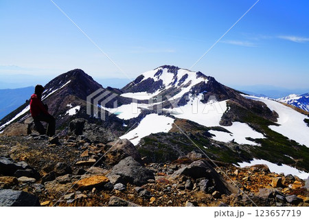 加賀白山　大汝峰からみる剣ヶ峰と御前峰 123657719