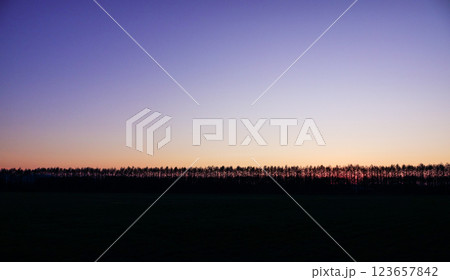 早春の十勝平野の日没後のマジックアワーの風景 123657842