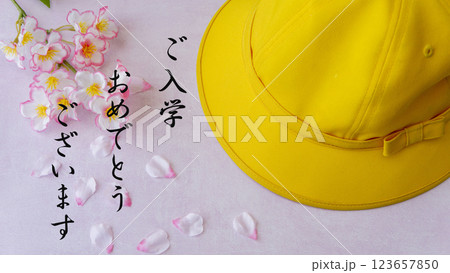 入学おめでとう、春の桜と通学帽 123657850