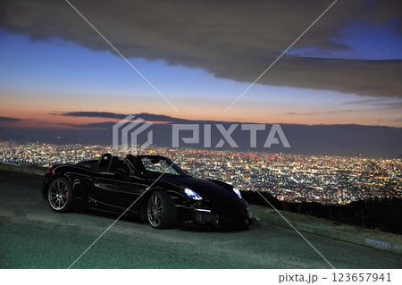 ツヤツヤの黒いオープンカーと夜景 123657941