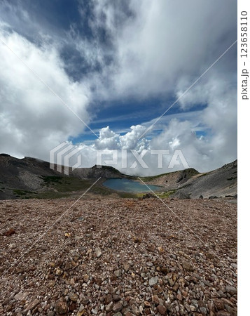 【乗鞍岳】権現池と青空と雲 123658110