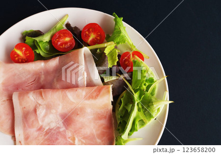 スライスしたハム 加熱したハム ハム ワイン イタリア スライスしたハム 加熱したハム ハム ワイン イタリア 123658200