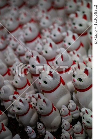 東京、世田谷区の豪徳寺の招き猫 東京、世田谷区の豪徳寺の招き猫 123658212
