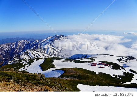 加賀白山　御前峰山頂から見る白山室堂 123658379