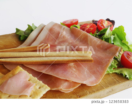 スライスしたハム グリッシーニ 加熱したハム ハム　ワイン　おつまみ オードブル イタリア  123658383