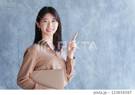 ノートパソコンを持つ女性ビジネスマン ノートパソコンを持つ女性ビジネスマン 123658397