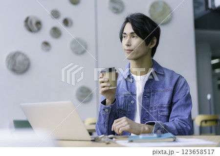 カフェで紙コップのコーヒーを飲みながらpc作業をする若い男性 撮影協力:スカパー東京メディアセンター カフェで紙コップのコーヒーを飲みながらpc作業をする若い男性 撮影協力:スカパー東京メディアセンター 123658517