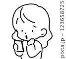 スマホを見て少し悲しい表情をする女性のイラスト 123658725