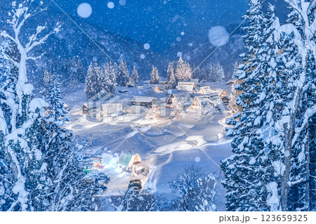 雪降る冬の五箇山　相倉合掌造り集落　絶景のライトライトアップ 123659325