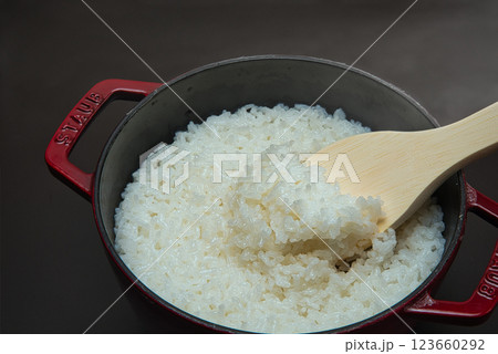 ストウブで炊いたごはん ストウブで炊いたごはん 123660292