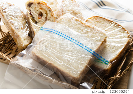 ラップで包んだ食パン パンの保存方法 ラップで包んだ食パン パンの保存方法 123660294