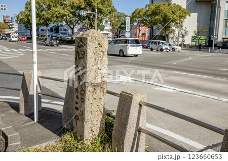 名古屋市、金山駅付近に残る佐屋街道の道標 123660653